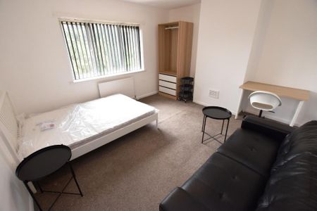 5 bedroom semi-detached house to rent - Photo 4