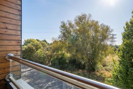 3 bedroom end of terrace house to rent - Photo 4
