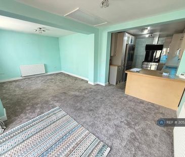 4 bedroom bungalow to rent - Photo 1