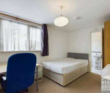 6 bedroom end of terrace house to rent - Photo 2