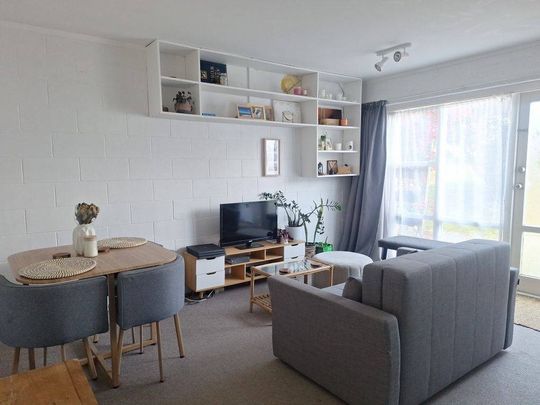 Spacious living area! - Photo 1