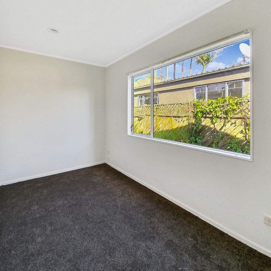 Water included! 2 Bedroom/1 Study Flat in Takapuna - Photo 1