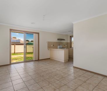 2/71 Hogans Road, Hoppers Crossing. - Photo 2