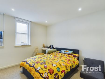 The Courtyard, High Street, Staines-Upon-Thames,TW18 - Photo 3