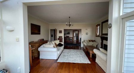 Sunny 2BR Home with harbour views in Brooklyn - Photo 2