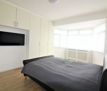 3 bed Semi-detached in Gloucester Gardens , Cockfosters, EN4 0QP - Photo 6