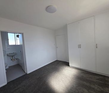 Beautiful Renovated Apartment - Freeway, Shops, City, Transport, Sc... - Photo 1