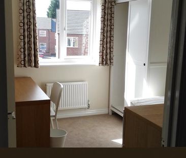 4 bedroom semi-detached house to rent - Photo 3