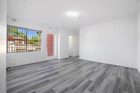 2 bedroom Unit with Lock up garage - Photo 3