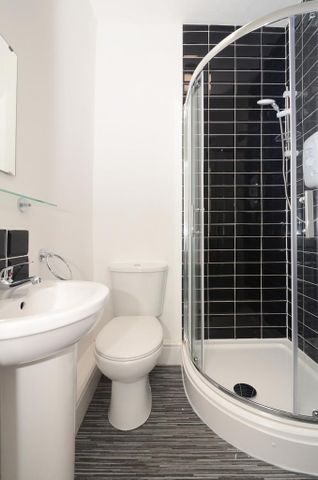 1 bedroom in a house share to rent - Photo 4