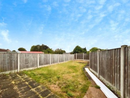 4 bedroom semi-detached house to rent - Photo 4