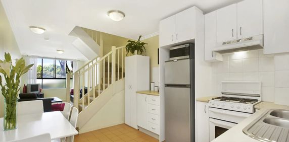 Stunning Split Level Contemporary Apartment - Photo 2