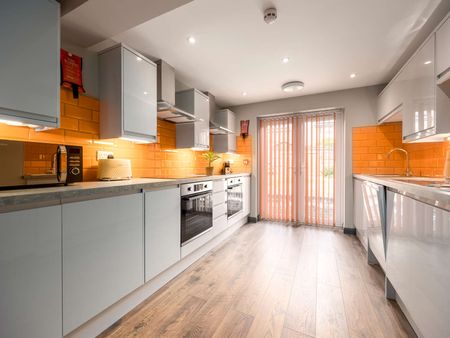 OX Living is proud to present this high-quality 6-bedroom co-living property, perfect for working professionals looking for stylish, stress-free living. Room 5 - Photo 5