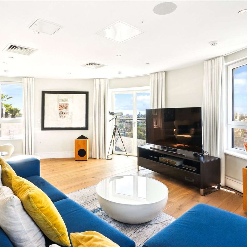 SHORT LET - Luxury two bedroom, two bathroom penthouse flat with breath-taking views of London in the heart of Clapham - Photo 1