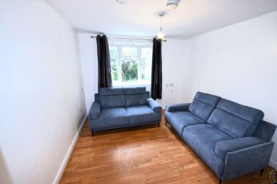 3 bedroom Flat in St Annes Road, Leeds - Photo 1
