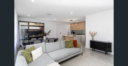 Stylish 3 bedroom home fantastic location! - Photo 2