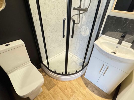 En-suite Bedroom with all bills included Room 1 - Photo 1