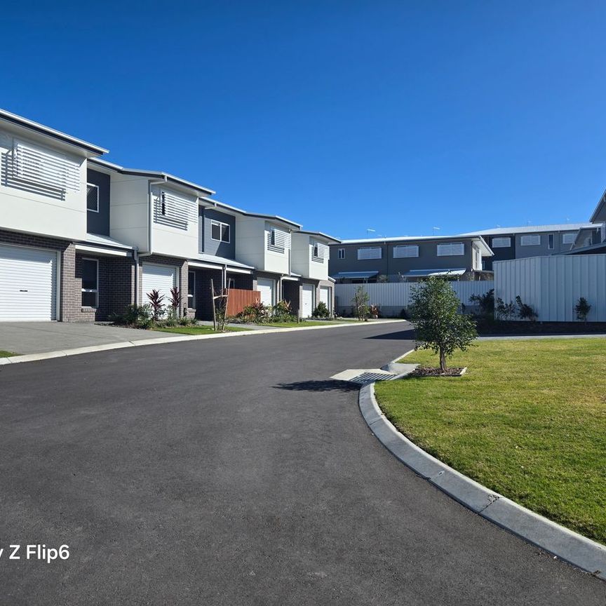 NEWSFLASH!! BRAND NEW, ULTRA MODERN, DECO DESIGNED, 3 BEDROOOMM TOWN HOME AVAILABLE TO RENT NOW!!"First 2 week's rent free" - Photo 1
