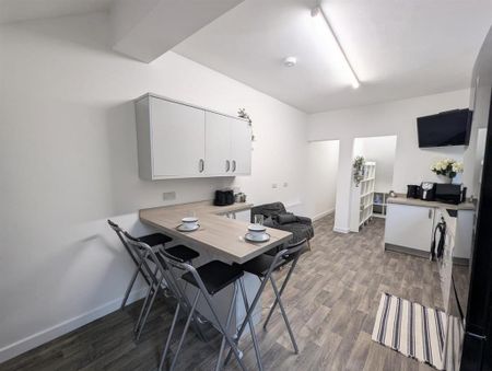 1 bedroom in a house share to rent - Photo 4