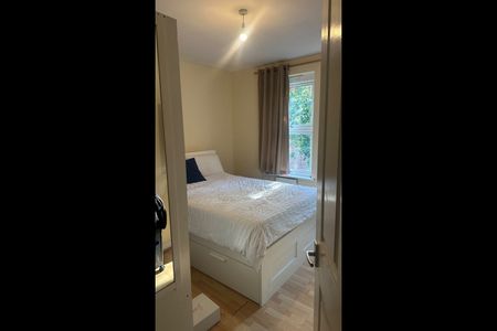 Room in a Shared Flat, Chilton Grove, SE8 - Photo 3