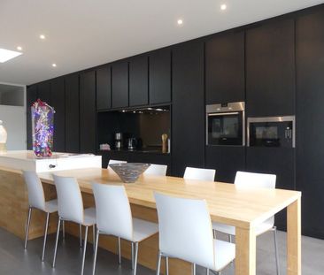 Modern ingerichte en ruime woning met garage en tuin - Photo 1