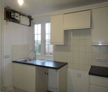 3 bed House - To Let - Photo 6
