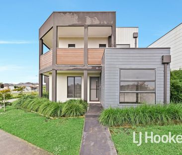 Modern Stylish Family Home- Freshly painted - Photo 5