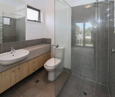 Large and Bright Modern Apartment in Kew - Photo 6