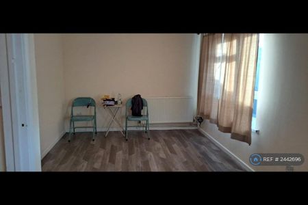 3 bedroom end of terrace house to rent - Photo 3