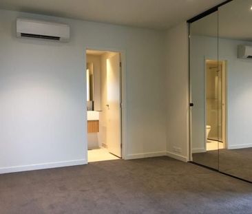 South Yarra Apartment | Panoramic Views & Luxury Living - Photo 5