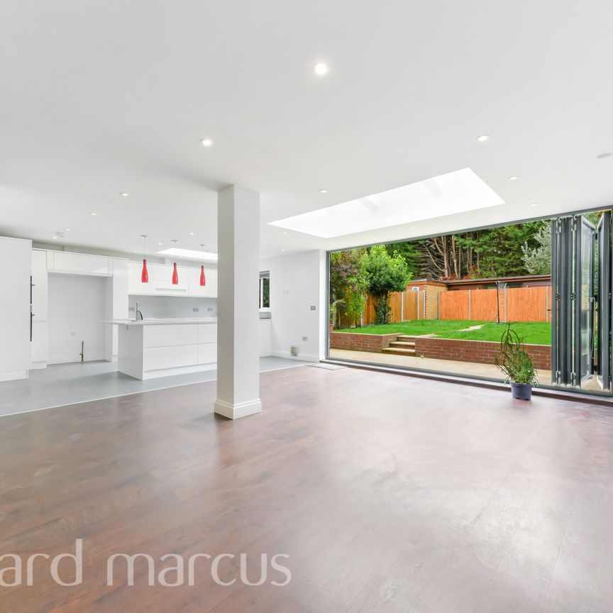 Bowness Crescent, London - Photo 1