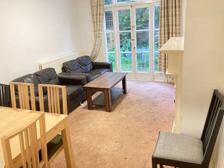 5 Bed Semi-Detached House, Very Near Derwentwater Road Area, W3 - Photo 4