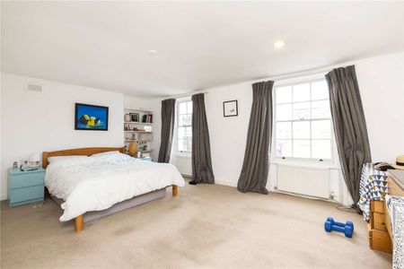 A large and bright two bedroom apartment set on the top floor of this period conversion just moments from Upper Street. - Photo 4