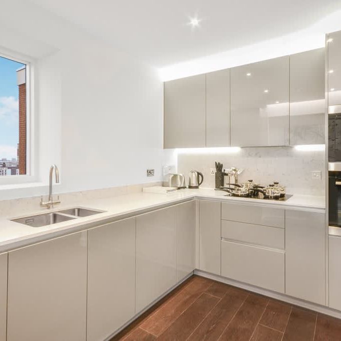 Lexington Gardens Nine Elms SW11 - Photo 1