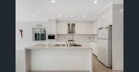 Spacious Five Bedroom Family Home in Prime Location! - Photo 4