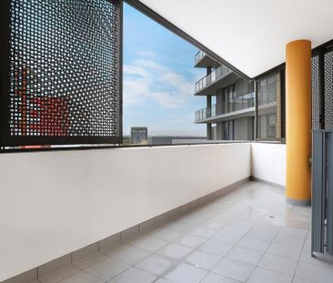 Spacious 1 Bedroom with Study Desk and Parking! - Photo 1