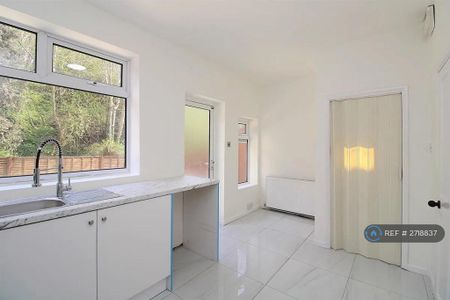 2 bedroom end of terrace house to rent - Photo 4