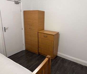 Room in a Shared House, Lansdowne Road, E11 - Photo 1