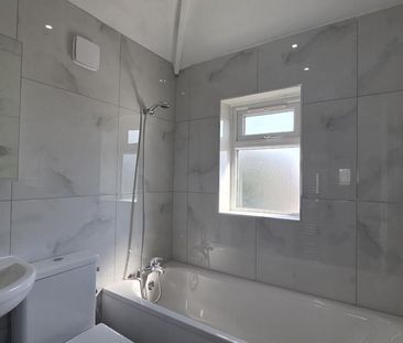 4 bedroom semi-detached house to rent - Photo 4