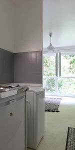 UN STUDIO MEUBLÉ AU CENTRE-VILLE DE QUIMPER. - Photo 4
