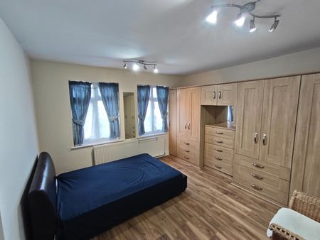 1 Bed Flat, Worcester Gardens, IG1 - Photo 4