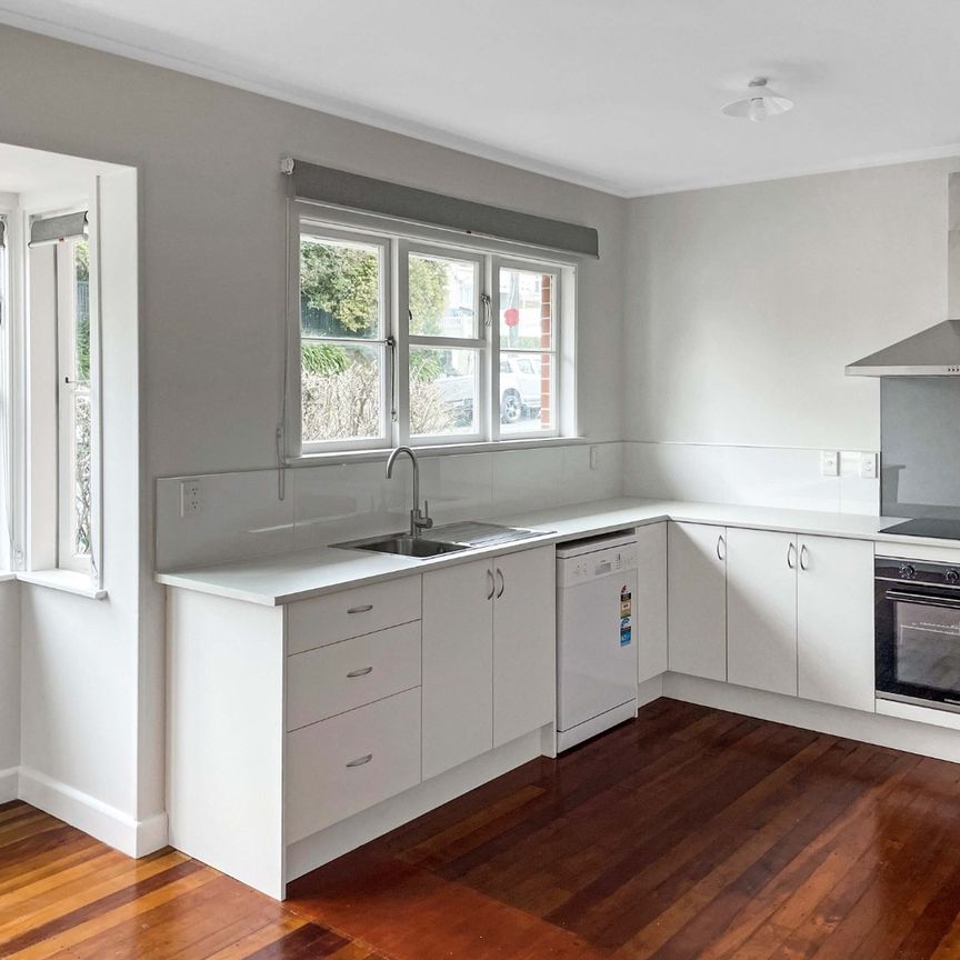 RENOVATED 3-BEDROOM KARORI HOME! - Photo 1