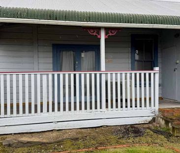 Charming 3BR Villa Fully Fenced and Pet Friendly - Photo 3