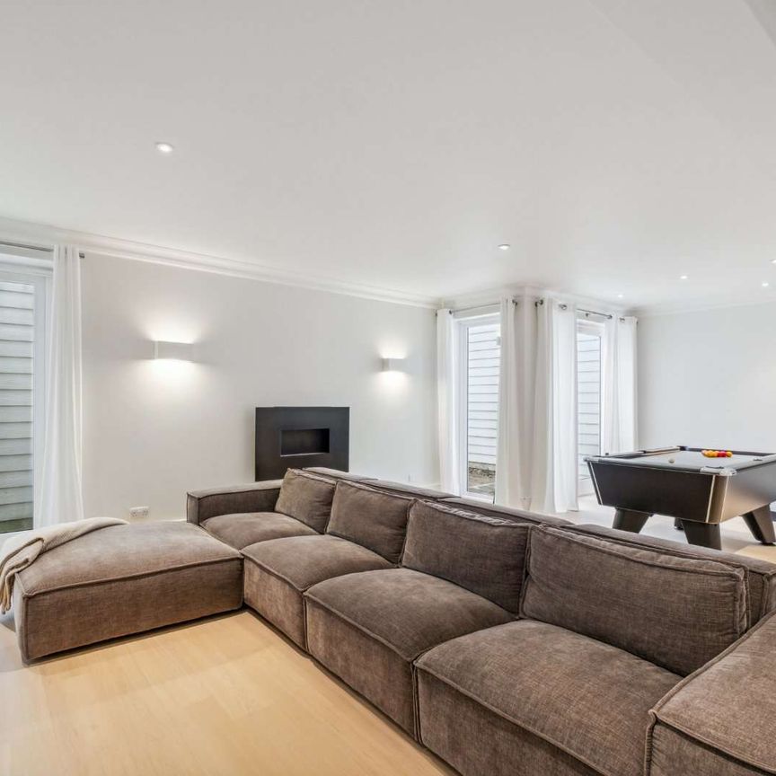 An exceptional six bedroom family home situated in one of Petersham's premier roads - Photo 1