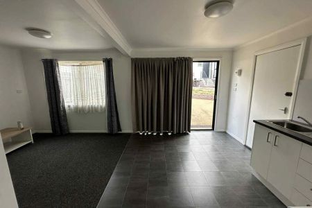Renovated 1 Bedroom Granny Flat in a Quiet & Private Location - Photo 2