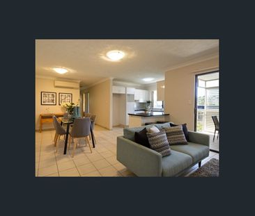 Modern Three-Bedroom Apartment in Prime Location - Photo 3