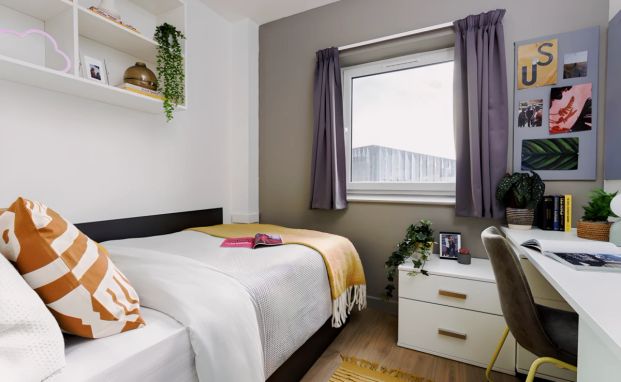 Extra Large Ensuite: Three Bed Flat - Photo 1