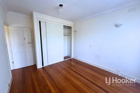 Spacious Family Home in a Prime Location - Photo 5