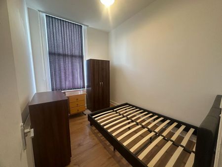 4 bedroom flat to rent - Photo 3