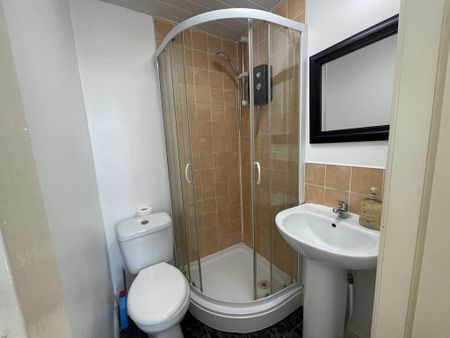 1 bedroom in a house share to rent - Photo 3
